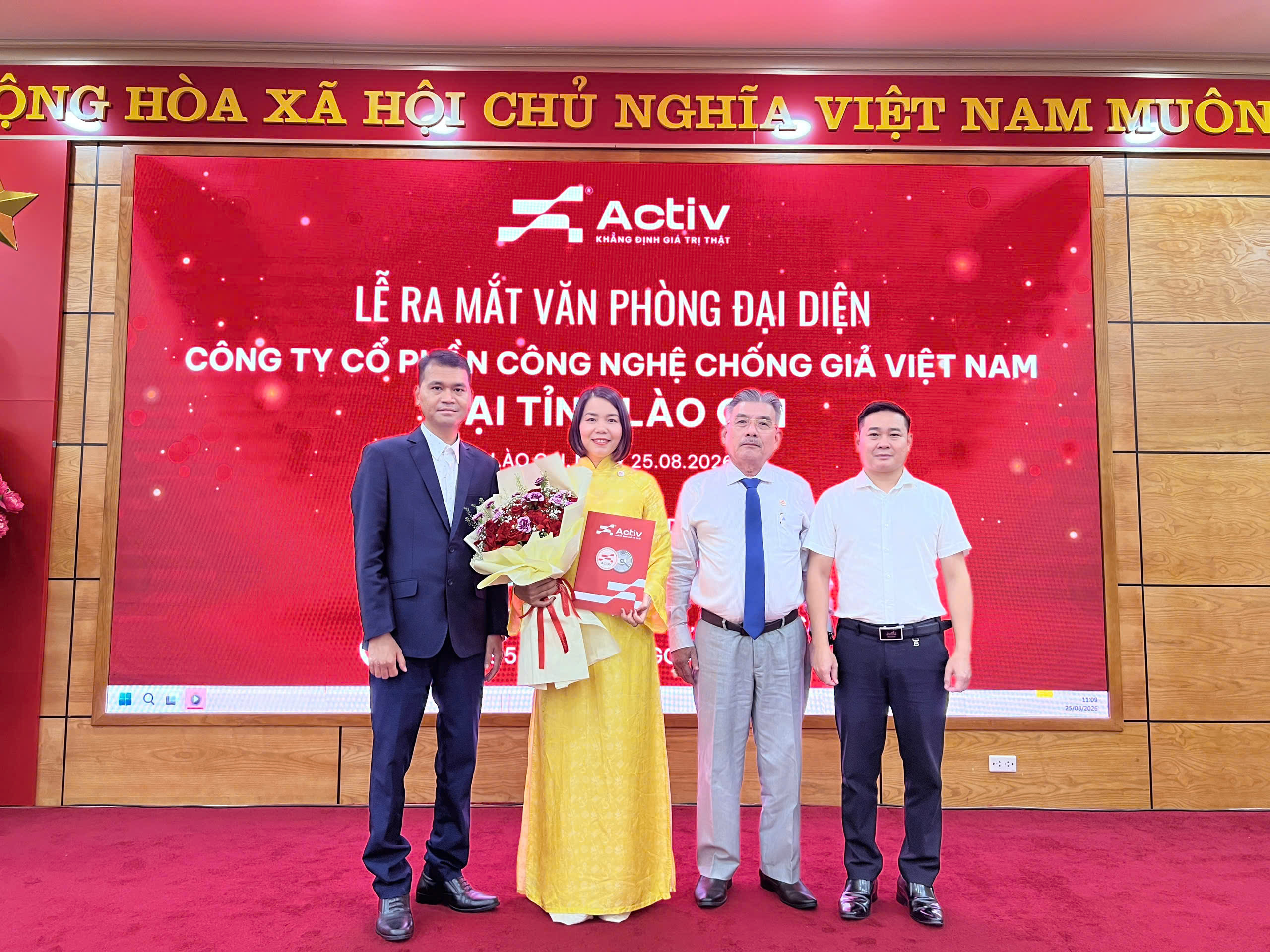 Ông Phạm Văn Thọ trao quyết định thành lập Văn phòng đại diện ACTIV tại tỉnh Lào Cai