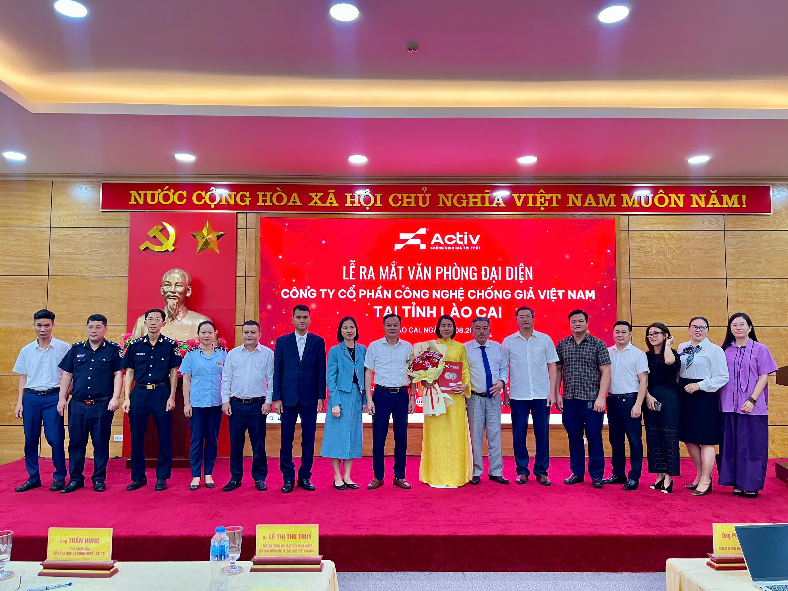 Ông Phạm Văn Thọ trao quyết định thành lập Văn phòng đại diện ACTIV tại tỉnh Lào Cai