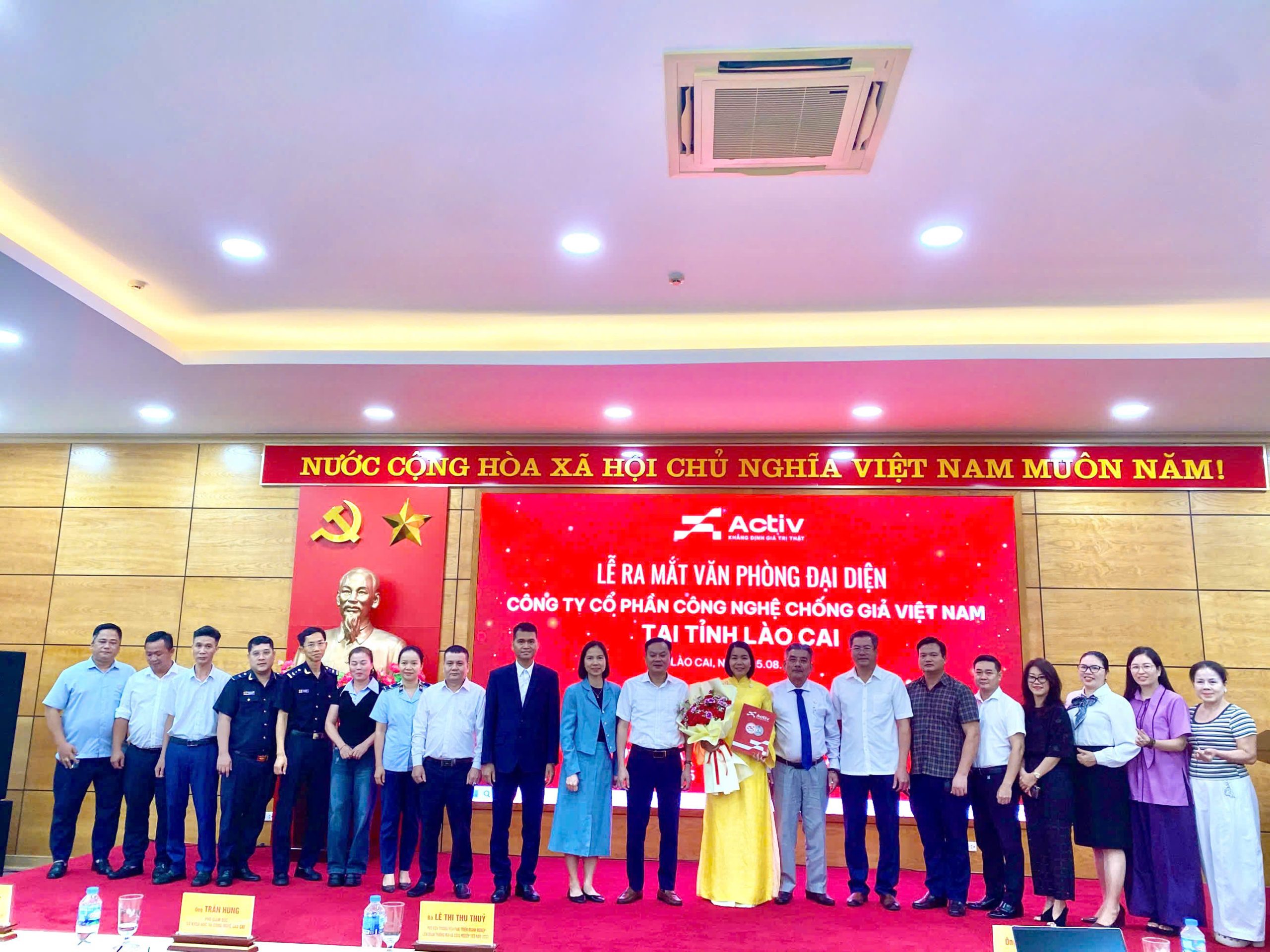 Ông Phạm Văn Thọ trao quyết định thành lập Văn phòng đại diện ACTIV tại tỉnh Lào Cai
