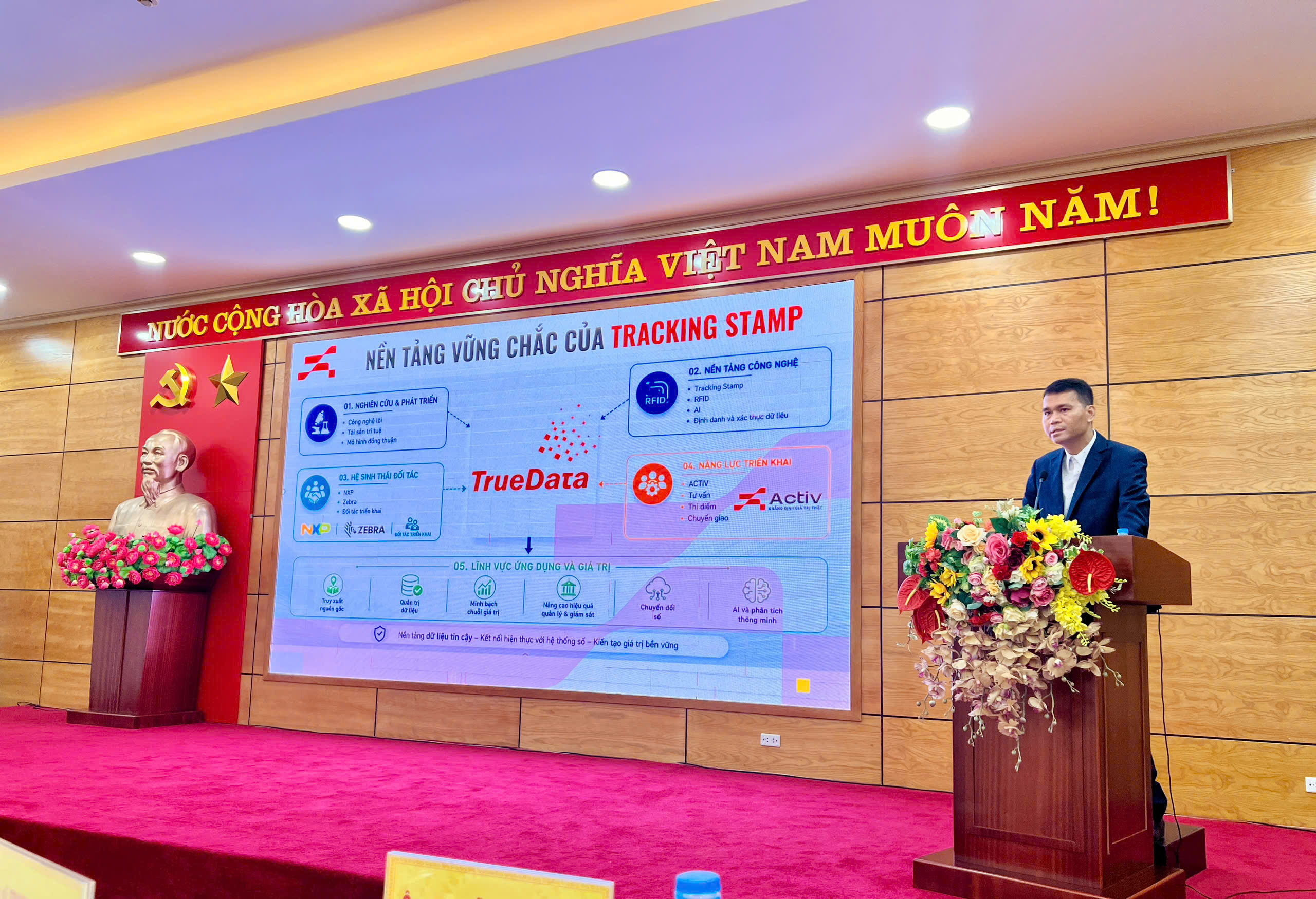 TS. Trịnh Mạnh Tuyên - Cố vấn cấp cao về Công nghệ ACTIV trình bày giải pháp Tracking Stamp tại sự kiện