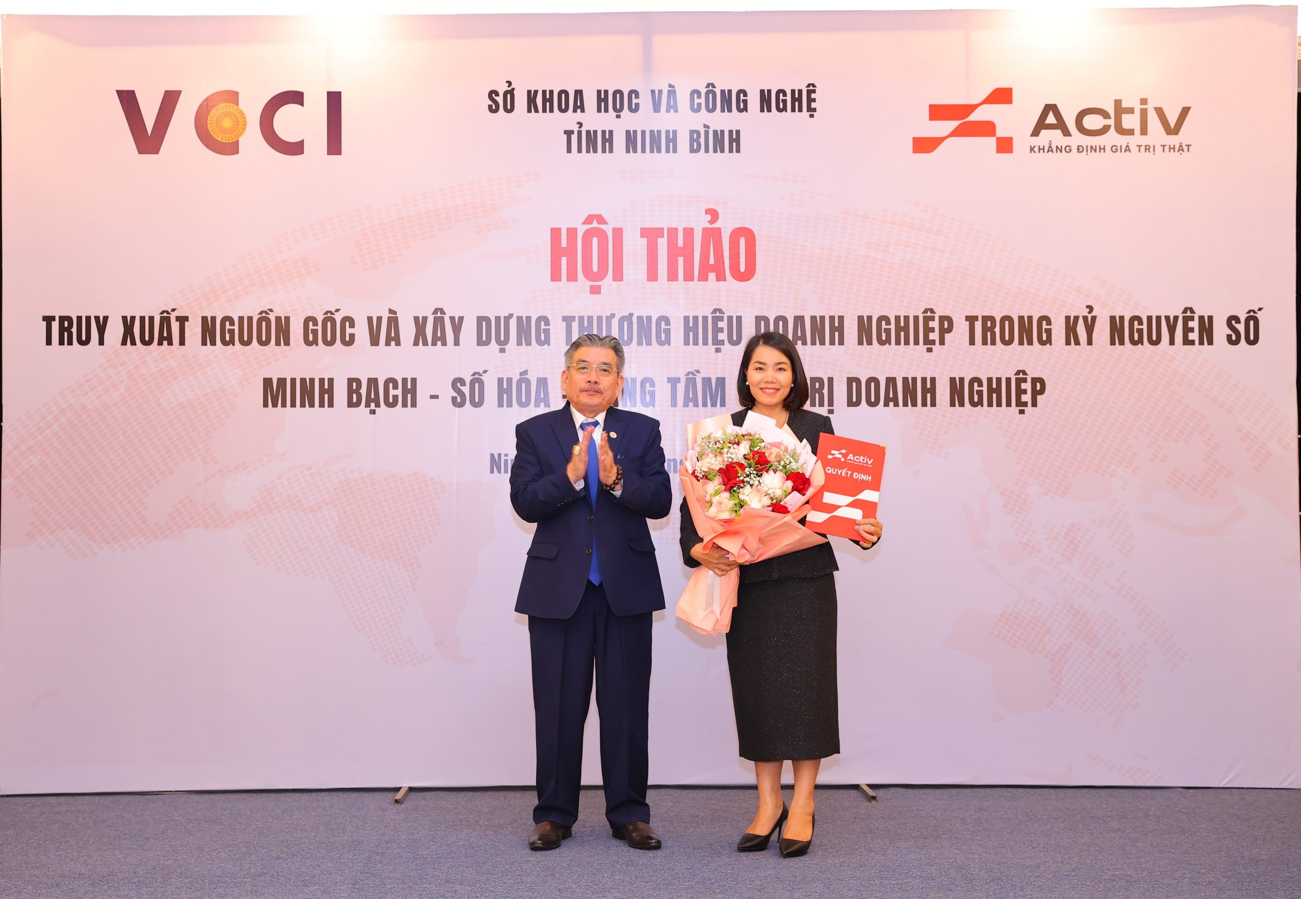 Ông Phạm Văn Thọ, trao quyết định thành lập Văn phòng đại diện ACTIV tại Ninh Bình