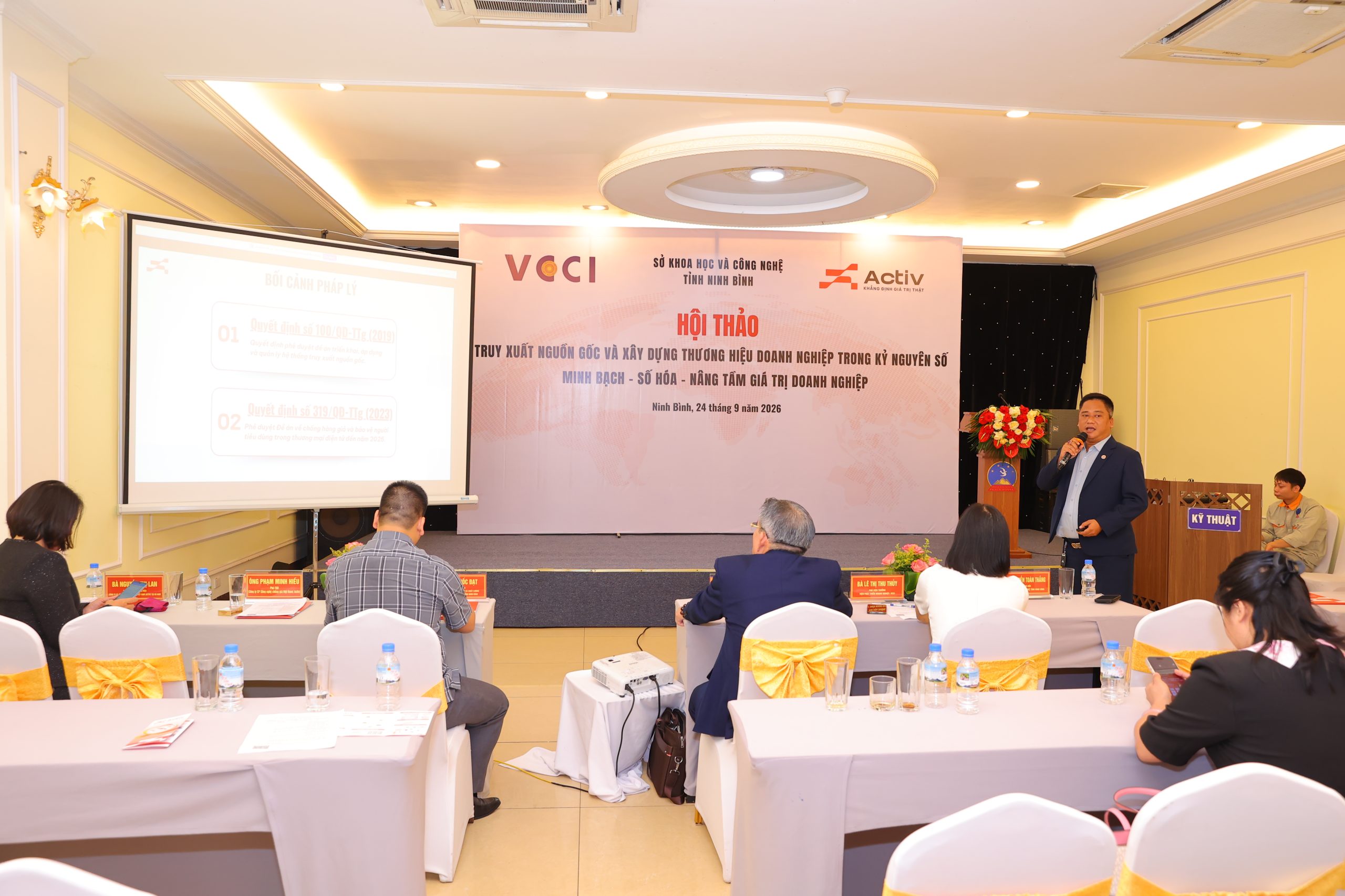 Ông Phạm Minh Hiếu - Phó TGĐ Công ty Cổ pần Công nghệ chống giả Việt Nam chia sẻ giải pháp Tracking Stamp tại hội thảo