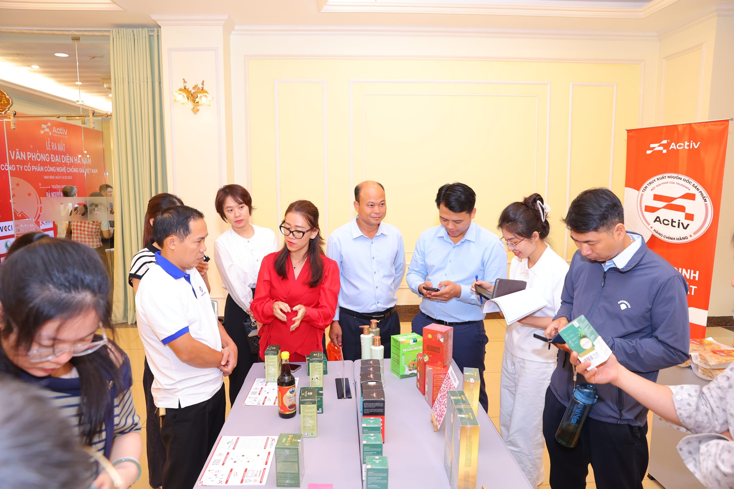 Đại biểu, khách mời tham quan và tìm hiểu các sản phẩm đang ứng dụng giải pháp Tracking Stamp