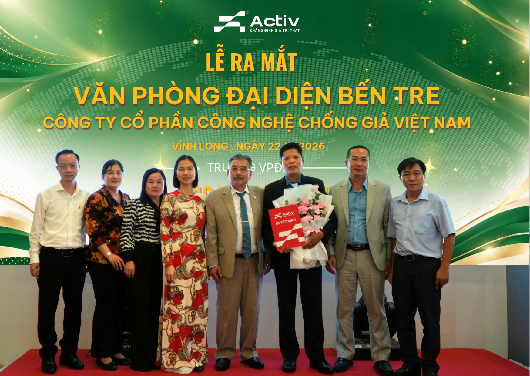 Đại diện lãnh đạo và khách mời chụp ảnh lưu niệm tại lễ ra mắt Văn phòng đại diện ACTIV tại Vĩnh Long