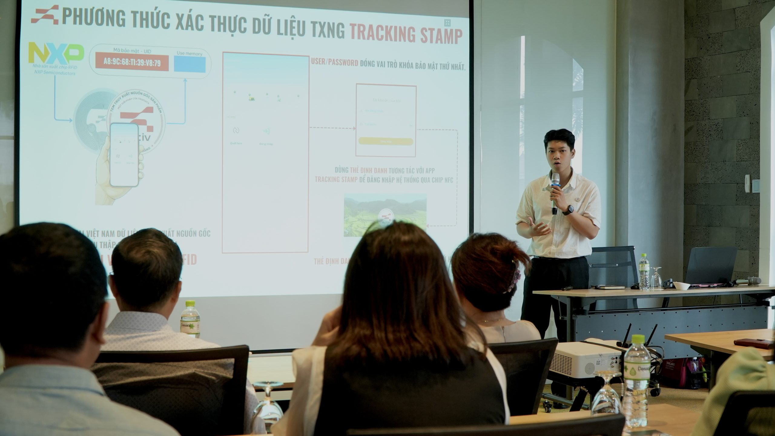 Diễn giả Ngô Anh Khoa - trình bày tổng quan về giải pháp tem chip RFID Tracking Stamp trong hoạt động bảo vệ thương hiệu và truy xuất nguồn gốc sản phẩm.