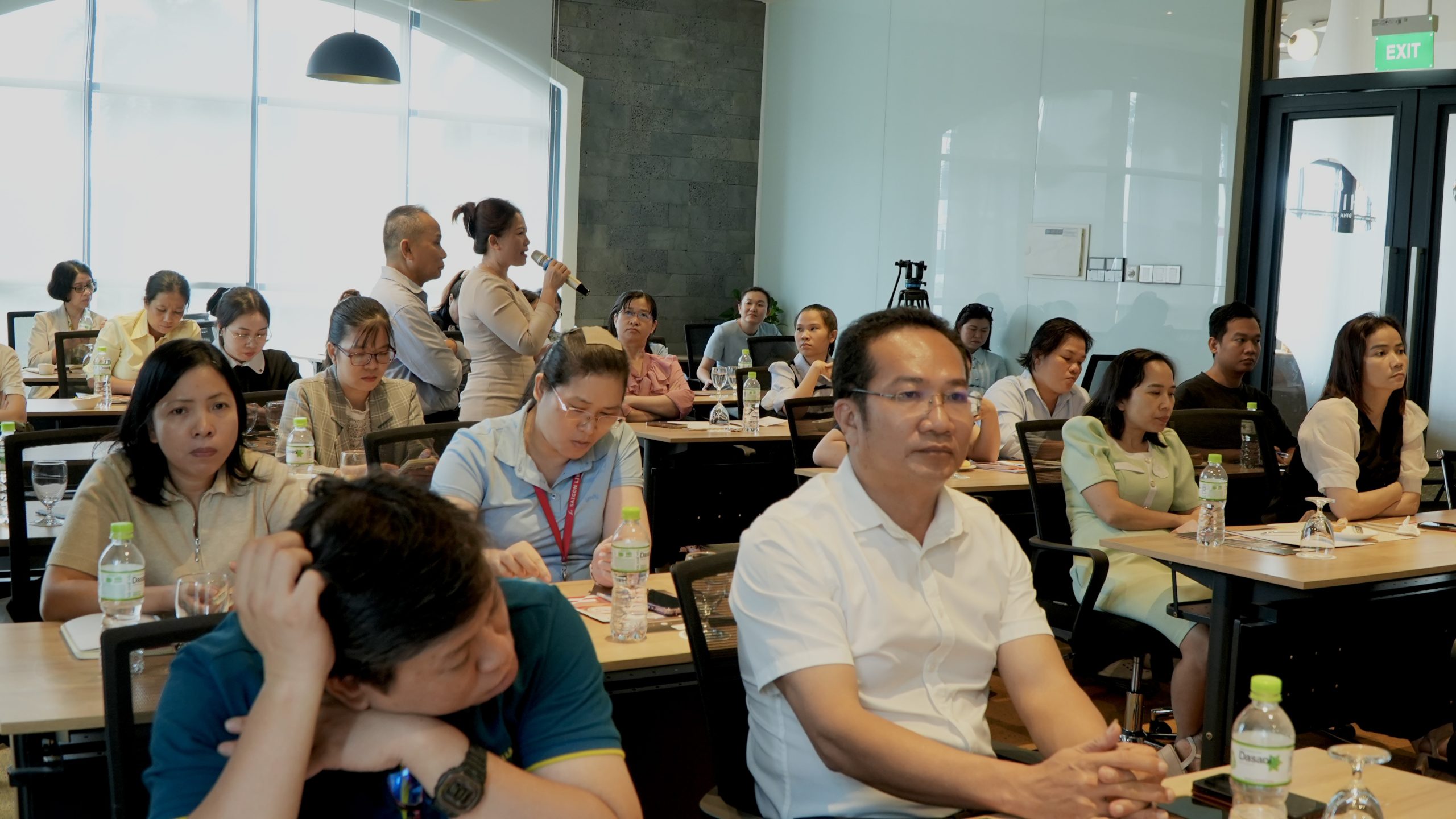 Bà Hồ Thị Ngọc Thuý - Phó TGĐ Công ty Cổ phần Công nghệ Chống giả Việt Nam (ACTIV) - trực tiếp giải đáp cặn kẽ từng câu hỏi do doanh nghiệp đặt ra