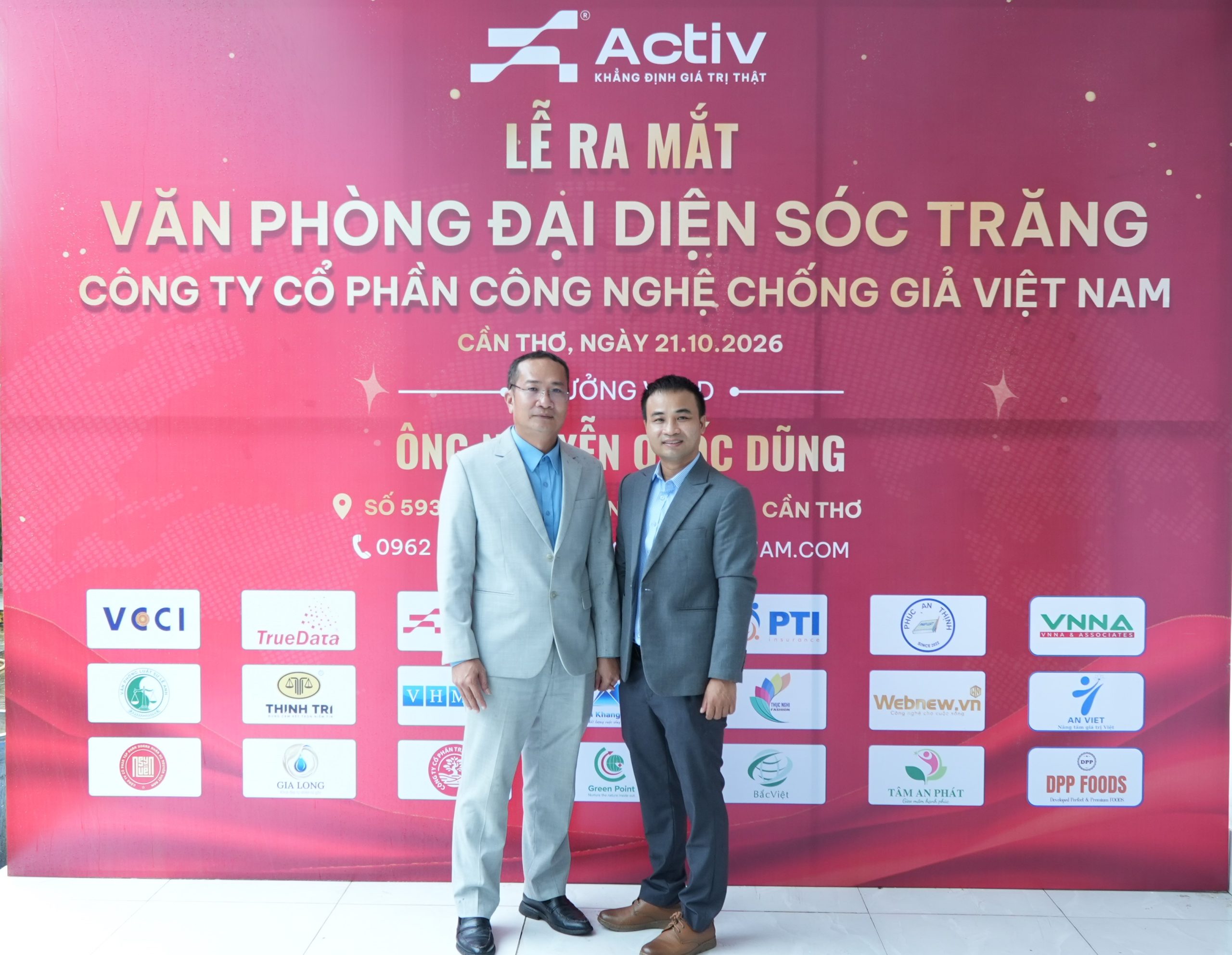 Đại biểu chụp ảnh lưu niệm