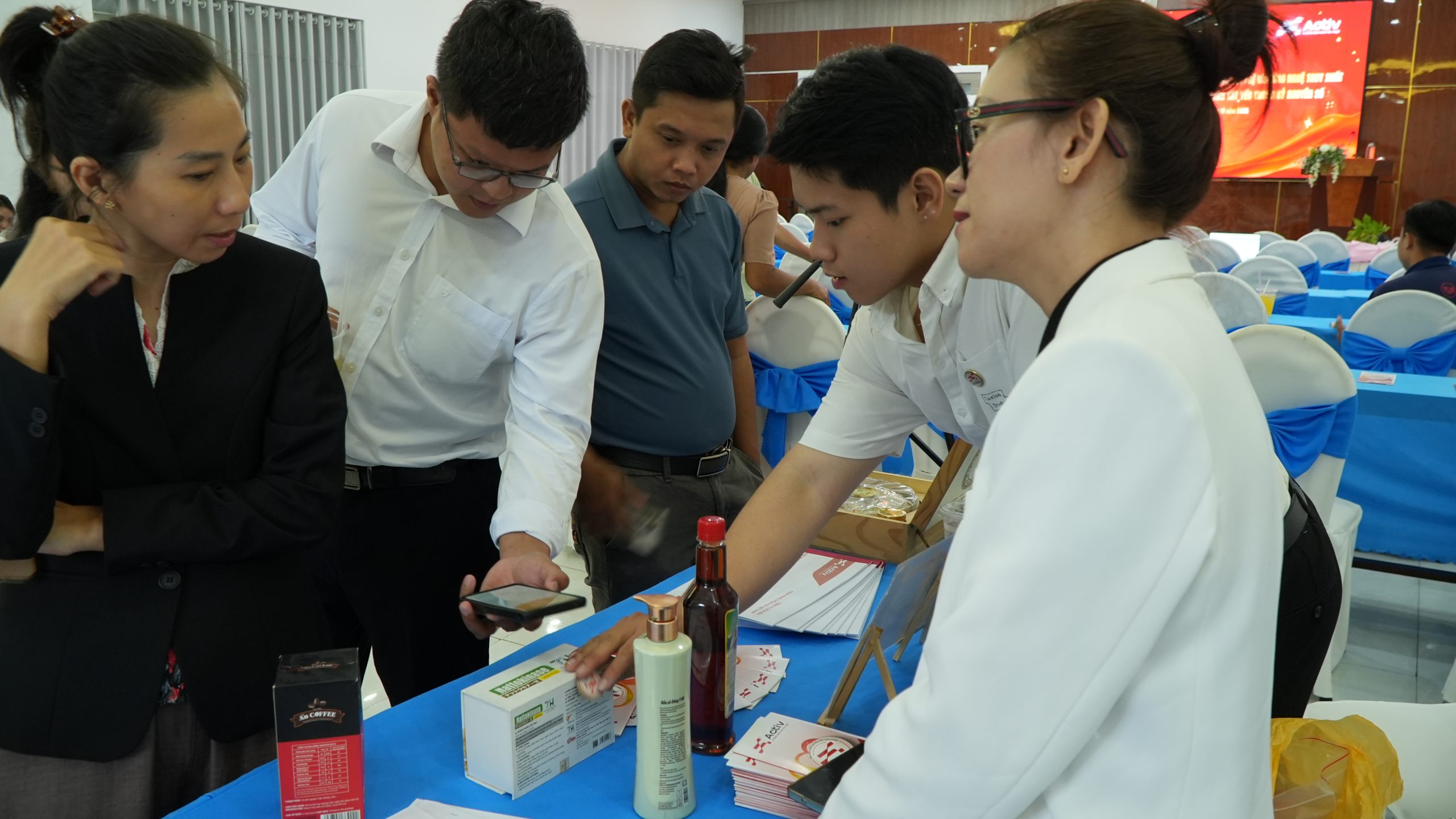 Khách mời trải nghiệm giải pháp Tracking Stamp