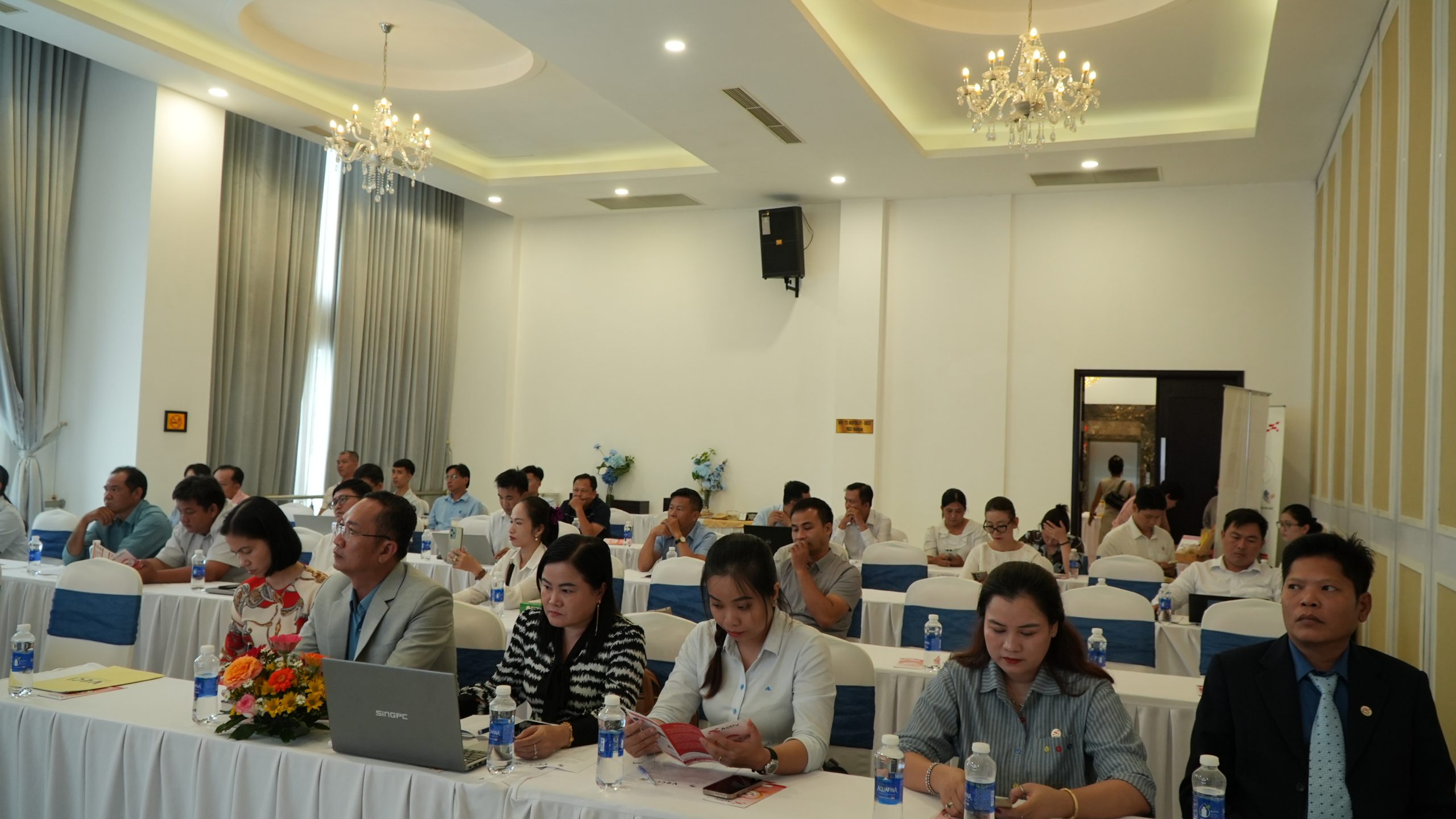 Các đại biểu và đại diện doanh nghiệp theo dõi buổi tập huấn