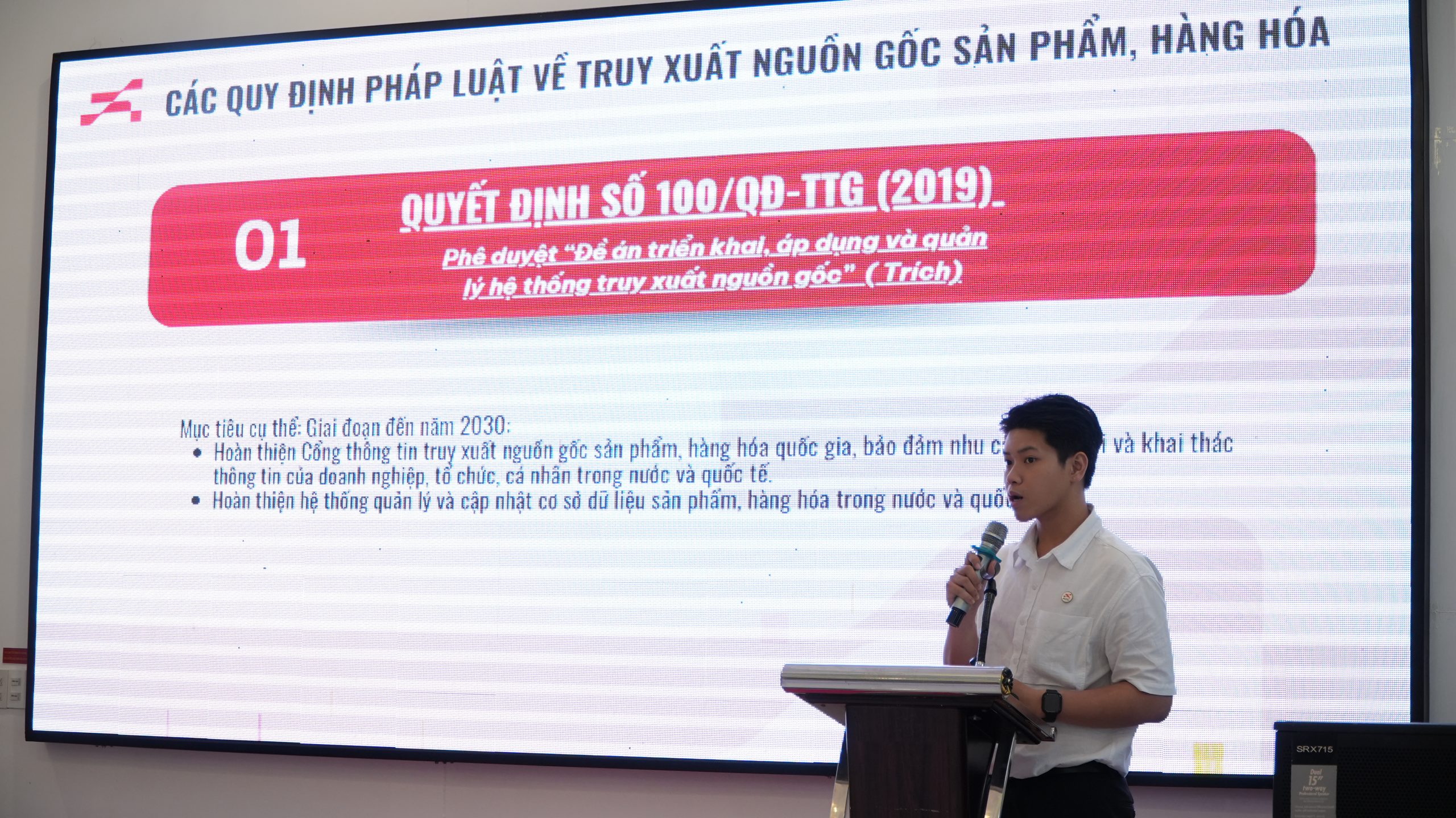Ông Ngô Anh Khoa trình bày các quy định pháp luật và giải pháp công nghệ tại chương trình