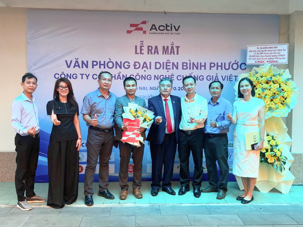 Các đại biểu chụp ảnh lưu niệm chúc mừng Lễ ra mắt Văn phòng đại diện