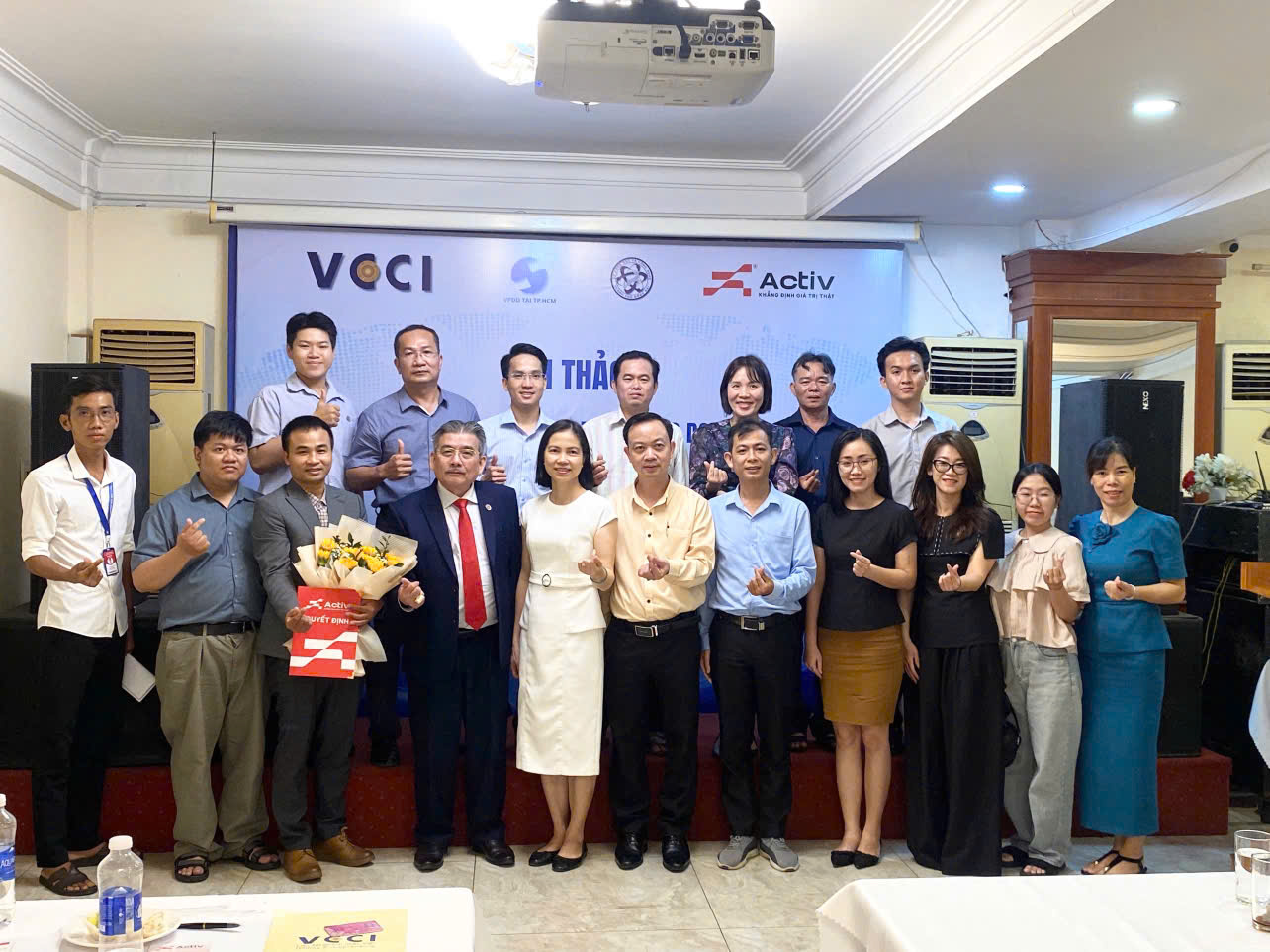 Ban tổ chức cùng đại biểu chụp ảnh lưu niệm tại hội trường